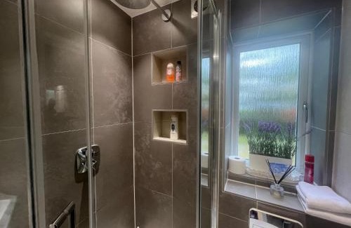 Blackheath Apartment | Luxurious 2 bed 2 bath apt with parking in Blackheath, London