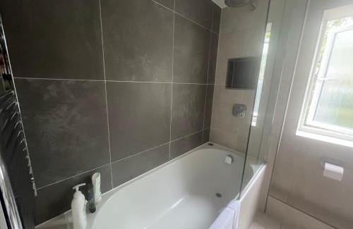 Blackheath Apartment | Luxurious 2 bed 2 bath apt with parking in Blackheath, London