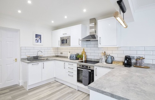 Ferndown Apartment | Luxurious 2 bedroom apartment situated on a golf course.