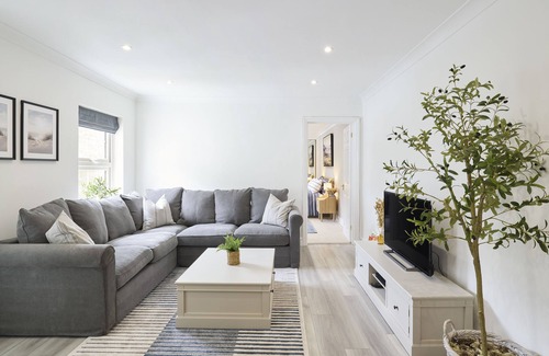Ferndown Apartment | Luxurious 2 bedroom apartment situated on a golf course.