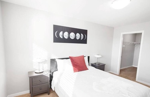 Fort Gary House | Luxurious 2 Bedroom Townhouse with Garage & Wi-Fi!