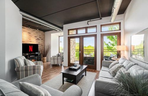 Grand Haven Apartment | Luxurious 2BDR Loft Condo with Stunning Views in Grand Haven