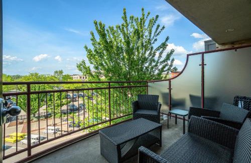 Grand Haven Apartment | Luxurious 2BDR Loft Condo with Stunning Views in Grand Haven