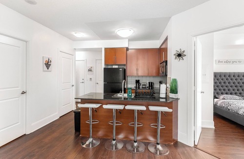 Downtown Mississauga Condo | Luxurious 2BR/2BATH Condo- Steps from Square One