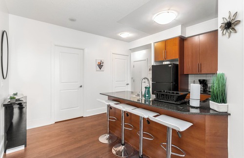 Downtown Mississauga Condo | Luxurious 2BR/2BATH Condo- Steps from Square One