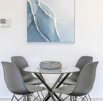 Darwin City Centre Apartment | Luxurious 2BR Oasis with Pool and Parking