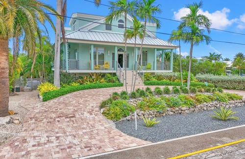 Coury House | Luxurious 3-bedroom home with Pool and Dock in Key Colony Beach