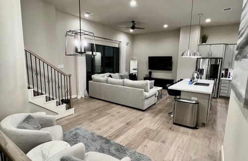 South Central Houston House | Luxurious 3bed 3.5bath home near downtown Houston