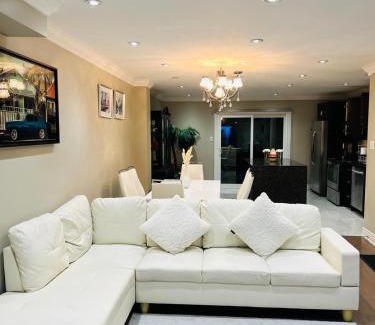 Oakridge Villa | Luxurious 3BR House with Patio