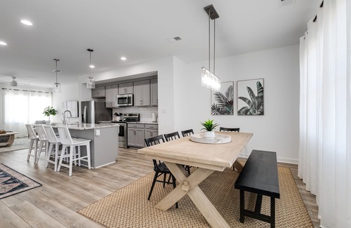 Issue House | Luxurious 4 Bedroom Vacation Getaway with Garage, Pool & Putting Green