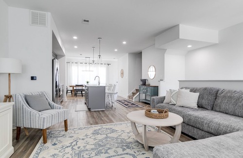Issue House | Luxurious 4 Bedroom Vacation Getaway with Garage, Pool & Putting Green