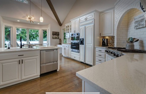 Belfair House | Luxurious 4-bedroom beachfront home with AC, gym and sport court in Belfair