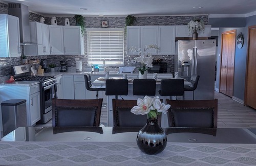 Burbank House | Luxurious 4-bedroom house 30min near downtown Chicago