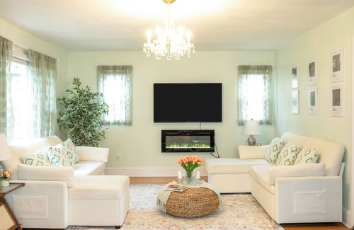 Greensboro House | Luxurious 4-Bedroom Retreat in Greensboro – AC, WiFi, Comfort Guaranteed