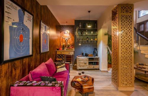 DLF Phase 3 House | Luxurious 4 BHK with Mini Movie Theatre in Gurgaon