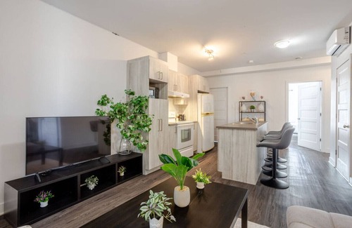 Pointe-Saint-Charles Apartment | Luxurious 4 BR Suite in Griffintown