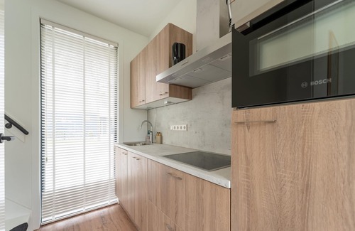 Zeewolde House | Luxurious 4-person house on the water with modern kitchen, direct access to the water and comfortable furnishings. Perfect for rest and relaxation!