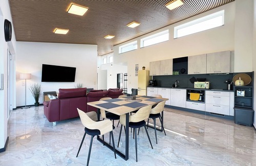 Wachtberg Apartment | Luxurious 4-room penthouse with jacuzzi, roof terrace, parking space, e-charging station