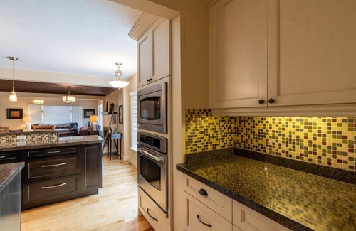 East Kootenay House | LUXURIOUS 5,500 sqft Home: 5 Br/5 Ba | PRIVATE Pool & Hot Tub | STEPS to Beach