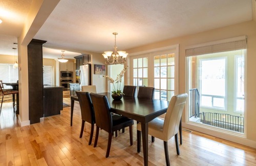 East Kootenay House | LUXURIOUS 5,500 sqft Home: 5 Br/5 Ba | PRIVATE Pool & Hot Tub | STEPS to Beach