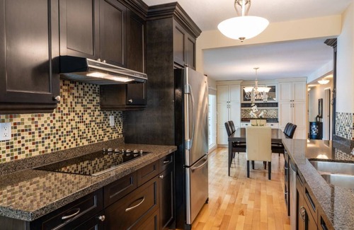 East Kootenay House | LUXURIOUS 5,500 sqft Home: 5 Br/5 Ba | PRIVATE Pool & Hot Tub | STEPS to Beach