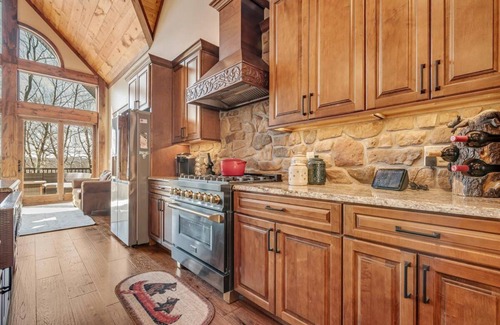 Wallenpaupauk Lake Estates House | Luxurious 5-bedroom house overlooking Lake Wallenpaupack with AC & WiFi