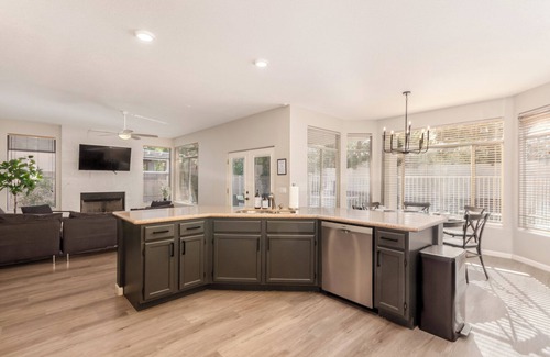 Chandler House | Luxurious 6-Bedroom, 3 bathroom with Heated Pool SLEEPS 18!