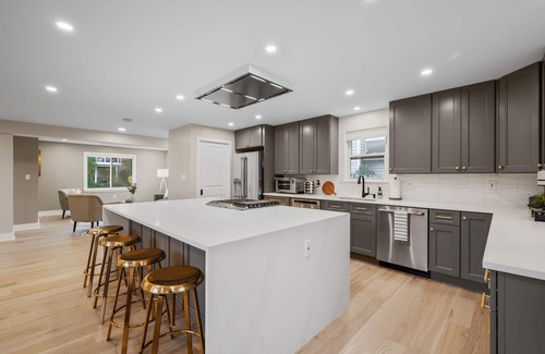 Tysons House | Luxurious 6BR Home ★ Heart of Tysons ★ Ideal for Families
