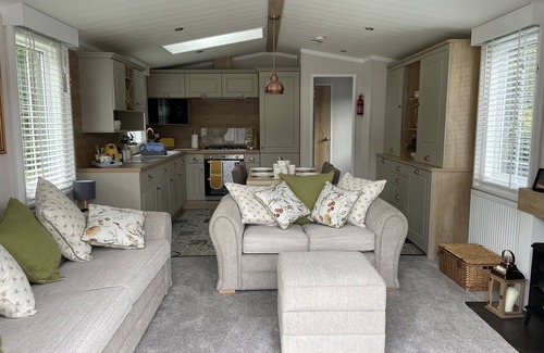 Woodfalls Cabin | Luxurious and Cosy Holiday Lodge in the New Forest National Park