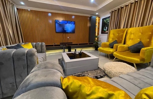 Ibadan Apartment | Luxurious and spacious 4-bedroom apartment with WIFI and AC in Akobo Ibadan