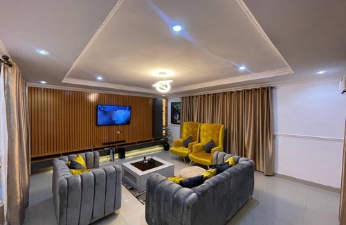 Ibadan Apartment | Luxurious and spacious 4-bedroom apartment with WIFI and AC in Akobo Ibadan