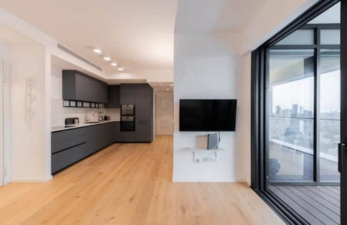 Tel Aviv Apartment | Luxurious Apartment in Tel Aviv. Terrace and Pool Cnn