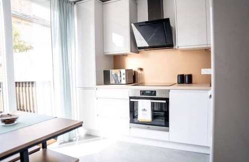 Perth Apartment | Luxurious Apartment with South facing Garden & Free parking