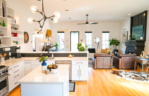 Galindo House | Luxurious Austin Retreat With Resort Pool