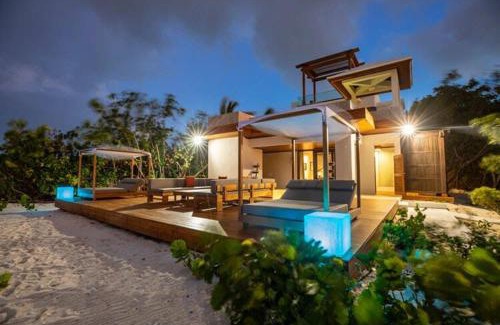 Providenciales Villa | Luxurious Beachfront 2 bedroom villa on Smith's Reef