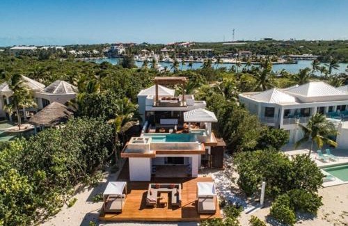 Providenciales Villa | Luxurious Beachfront 2 bedroom villa on Smith's Reef