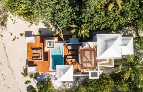 Providenciales Villa | Luxurious Beachfront 2 bedroom villa on Smith's Reef
