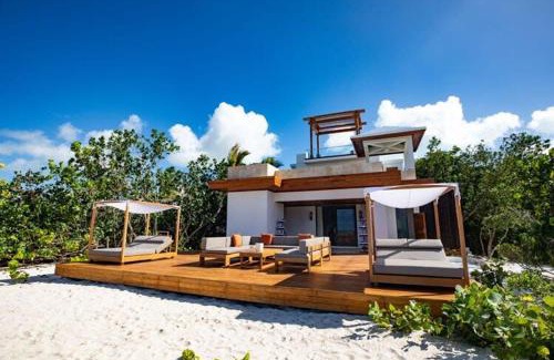 Providenciales Villa | Luxurious Beachfront 2 bedroom villa on Smith's Reef