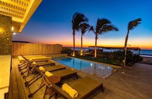 Punta Sal House | Luxurious Beachfront 6-bedroom house with WiFi, AC in brilliant Ñuro