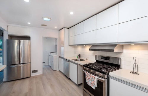 The Flats House | Luxurious Bel Air Home w/Jacuzzi! 2BD 2BA
