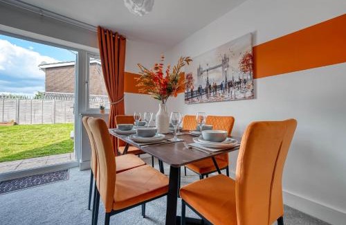Cofton Hackett House | Luxurious Birmingham Home Private Parking WiFi - near to NEC and QEH