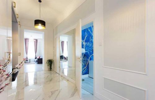 Ujlipotvaros Apartment | Luxurious Central King and Queen Bed Park4Free