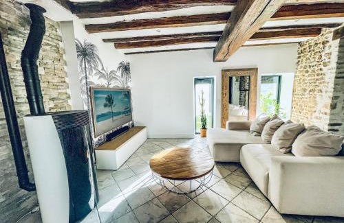 Dordives Apartment | Luxurious century-old house with modern decor