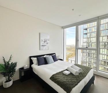 Lidcombe Apartment | Luxurious city view at Sydney Olympic Park