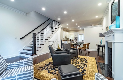 Rush and Division Villa | Luxurious Cozy 4BR 4-Story Gold Coast Villa with Free Parking