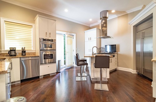 Rush and Division Villa | Luxurious Cozy 4BR 4-Story Gold Coast Villa with Free Parking