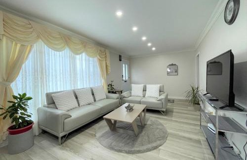 Scarborough House | Luxurious Cozy House in Bluffs with Lake View