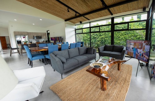 Pavas House | Luxuriously furnished Bungalow with spectaculair view of San Jose