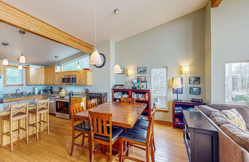 Happy Camp Hideaway Condo | Luxurious Dog-Friendly Home with Ocean Views, Beach Access, and Free WiFi