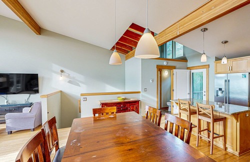 Happy Camp Hideaway Condo | Luxurious Dog-Friendly Home with Ocean Views, Beach Access, and Free WiFi